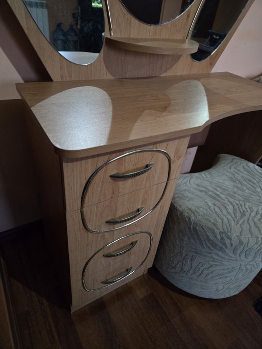 Тоалетка + табуретка