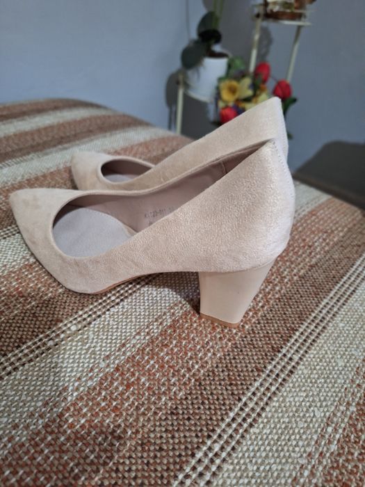 Елегантни дамски обувки от набук Бежев цвят. Размер 39 .