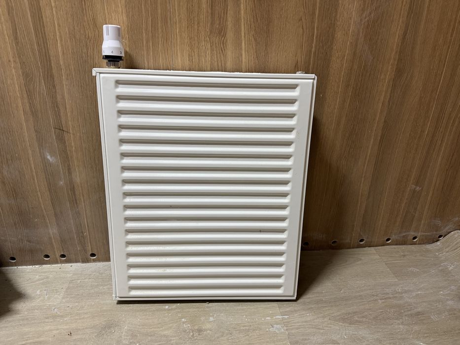 Продам радиатор отопления. С терморегулятором.