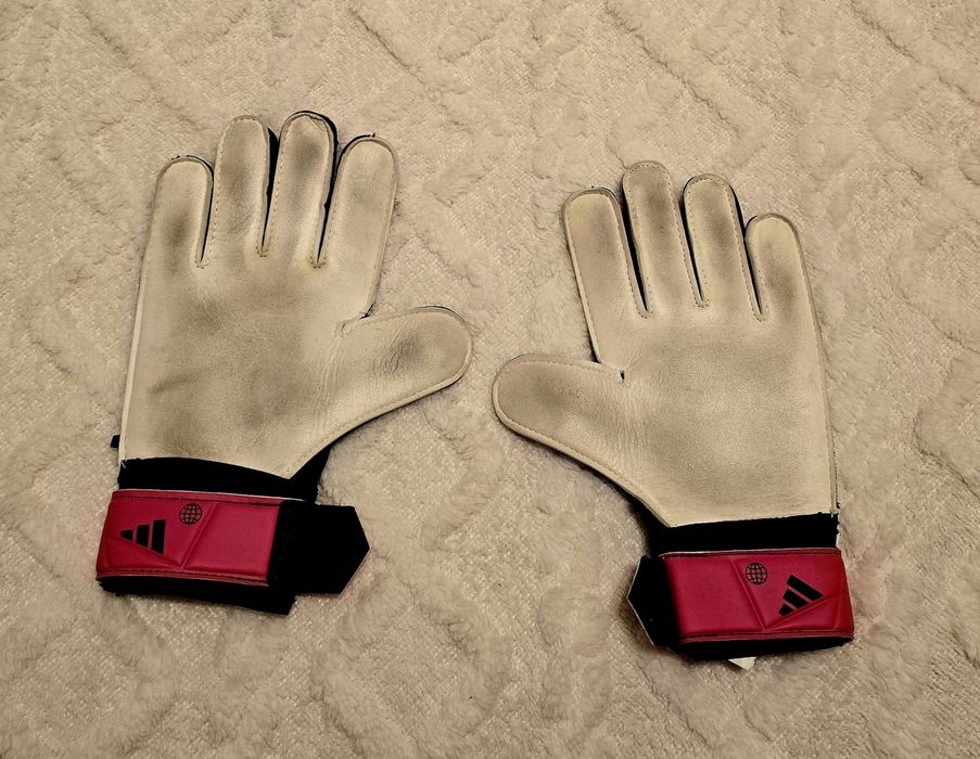 Оригинални футболни ръкавици на adidas.