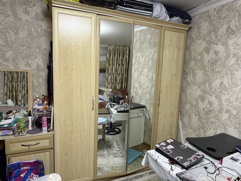 Продам дешево шкаф и тумбочки