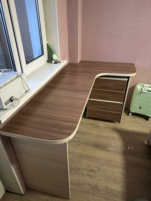 Письменный стол с тумбой