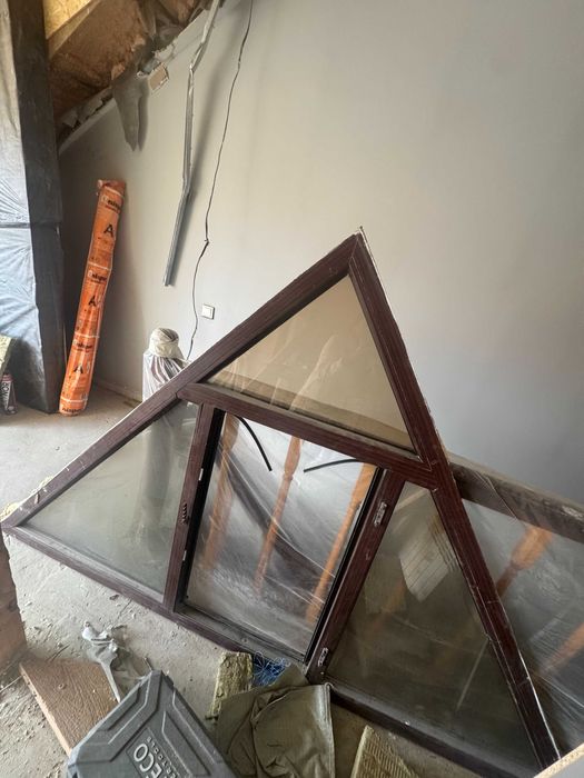 Треугольное окно, коричневое