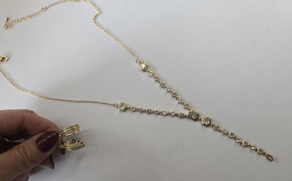 Невероятен комплект колие и обици с цирконии