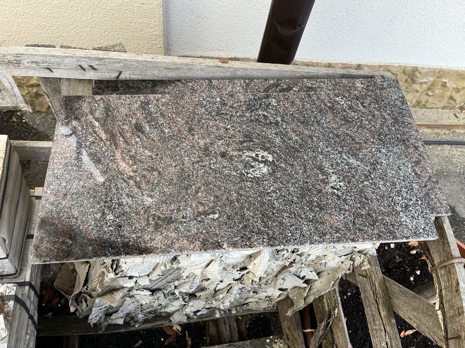 Granit PARADISO  CLASSIC placaj, calibrat, bizotat 61X30.5x1, lustruit