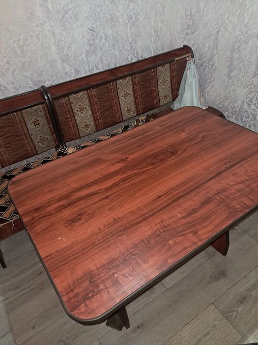 Стол,диван,шкаф.