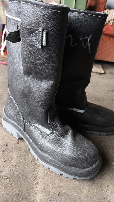 Продам зимнюю спец обувь