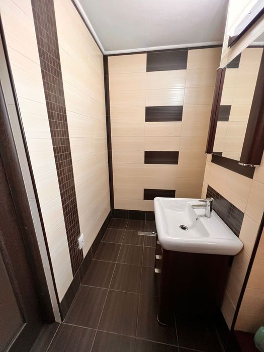 Vând apartament cu o cameră în zonă centrală.