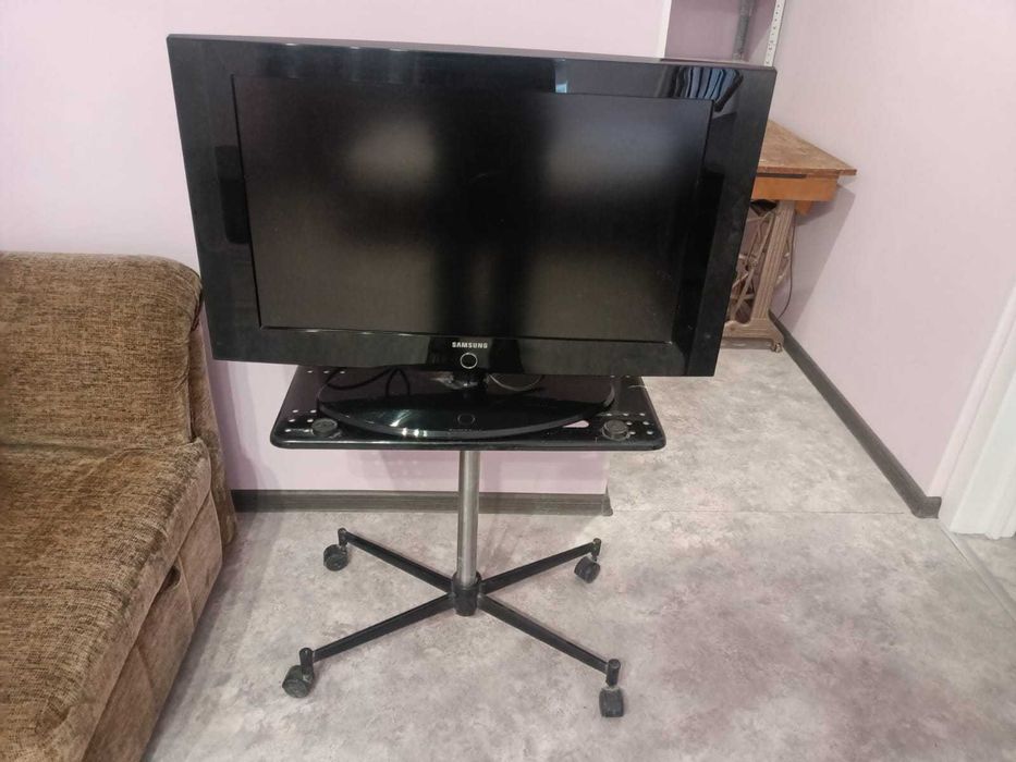 Телевизор Самсунг с подставкой в отличном состоянии.