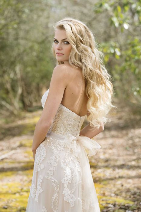 Rochie mireasa dantela pretioasa Lilian West  A line