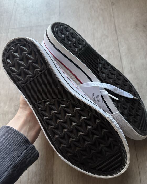 Нови бели кецове