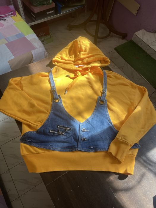 Суичър с дънкови орнаменти