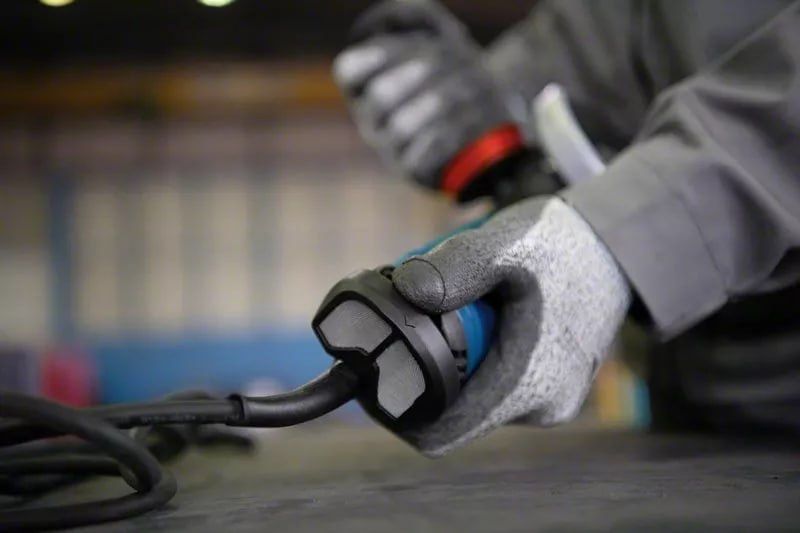 Угловая шлифовальная машиа Bosch GWS 17-125 S Profeccional