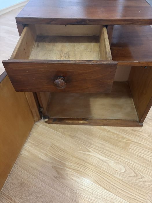 Продава се старинно шкафче