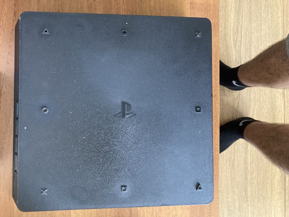 Playstation 4 slim с 3 игри