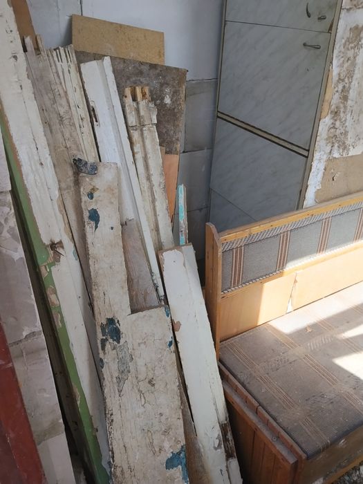 Oʻtin va materiallar bor deraza eshiklar