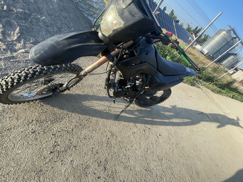 Vand cross 150cc. Are cadrul fisurat dar merge sudat.  Roata spate are un pic de joc  motorul merge bine  acept si alte schimburi   Astept oferte.