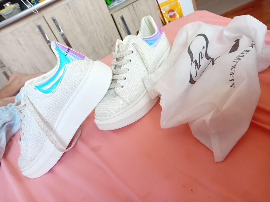 Vând adidasi Alexander MC,