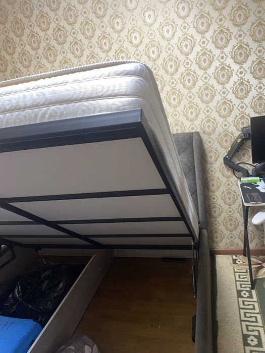 Кровать в отличном состоянии почти новая