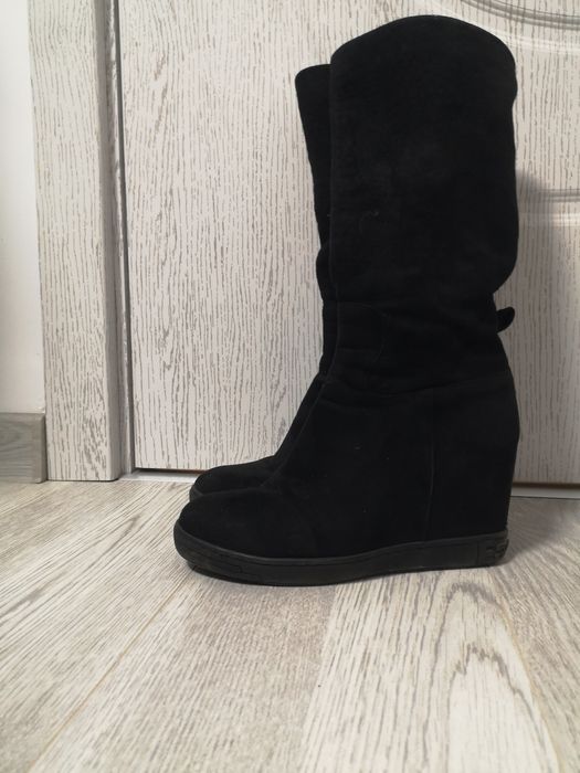 Велурени ботуши на платформа.