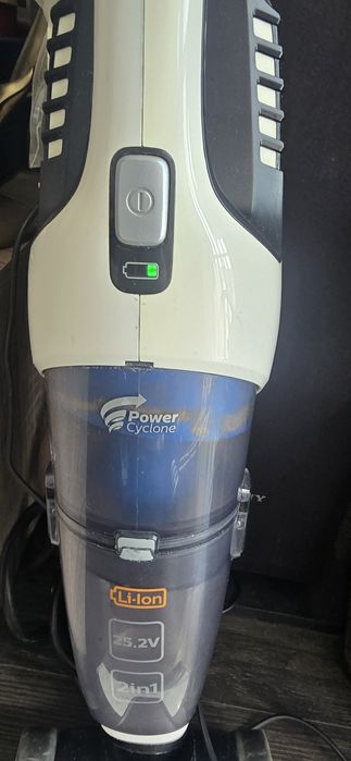 Продавам акумулаторна прахосмукачка PHILIPS