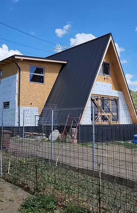 Case din Lemn, Casa Modulara, Garaje Auto si Containere stil birou din structura metalica si panou sandwich termoizolant