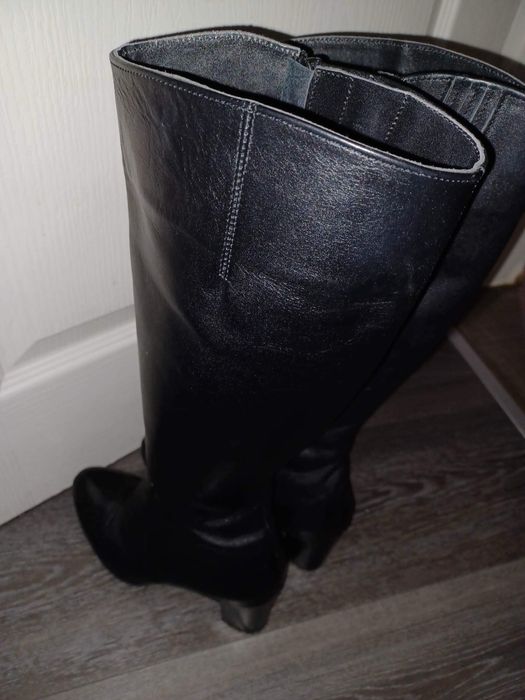 Дамски черни ботуши на ток естествена кола