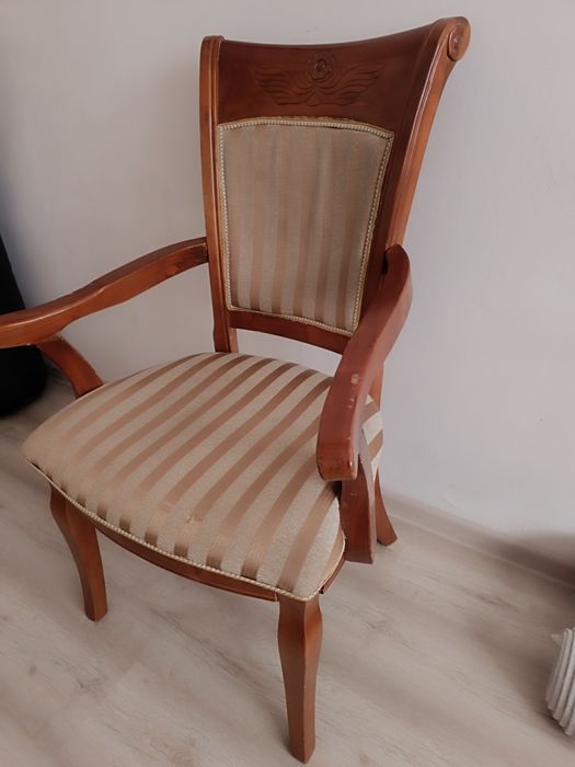 Стул с подлокотниками