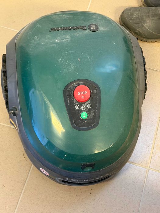 Роботизирана косачка за трева Robomow RT300 - зелен автоматизиран градински инструмент