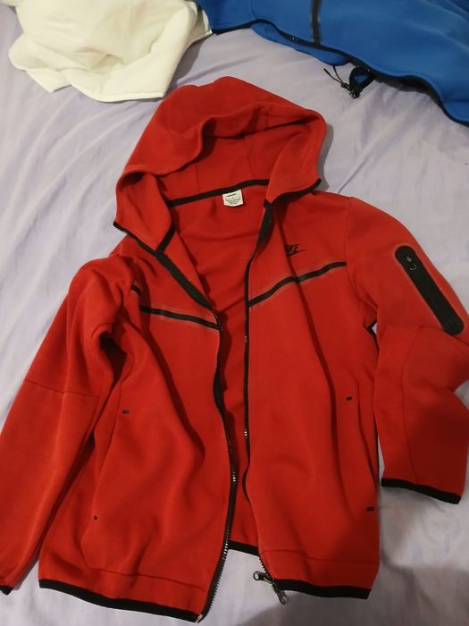 Vând bluza nike tech