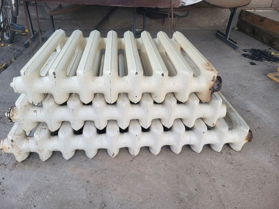 Батарея чугунные, бетонные блоки