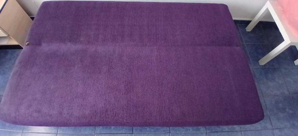 Canapea extensibilă cu ladă de depozitare spațioasă