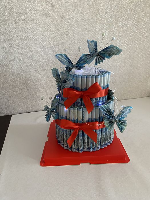 Денежные букеты и торт из денег