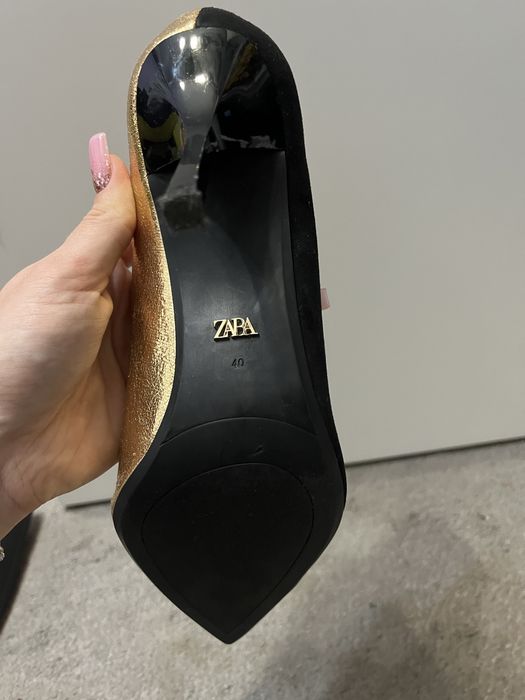 Обувки с висок ток с интересен златист дизайн