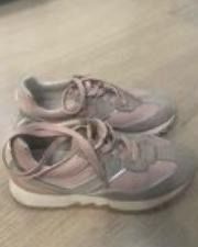 Продам кроссовки женские