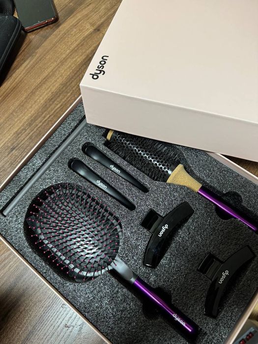 набор аксессуаров для ухода за волосами Dyson Styling Gift Set.