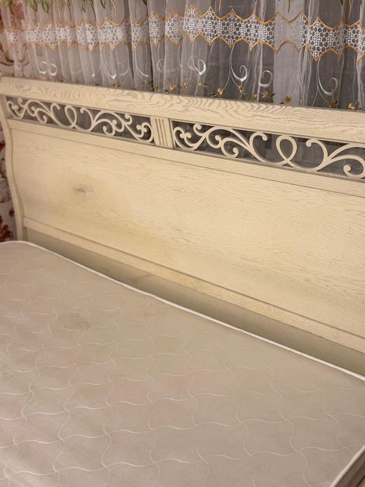 Продам двухспальную кровать (Малайзия) а матрасом в хорошем состоянии.