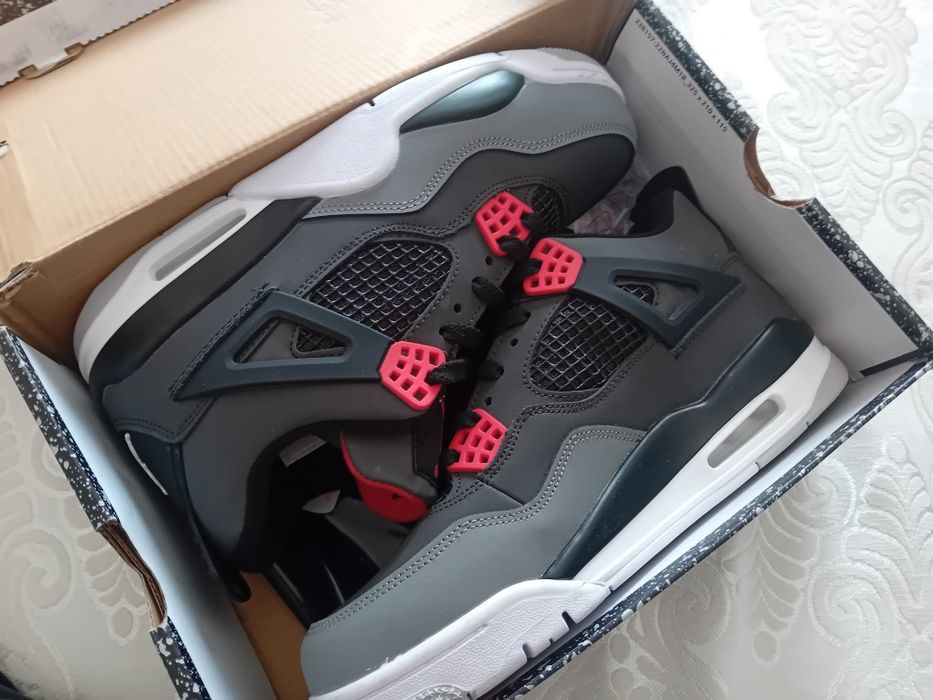 Air Jordan 4 noi + o pereche de șosete