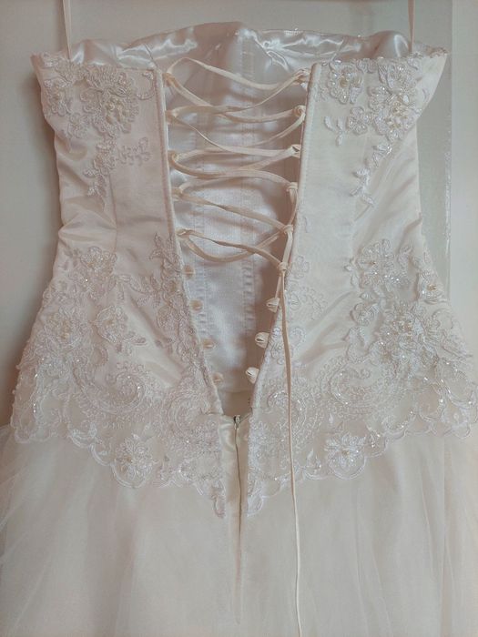 Бутикова Булчинска рокля с кринолин