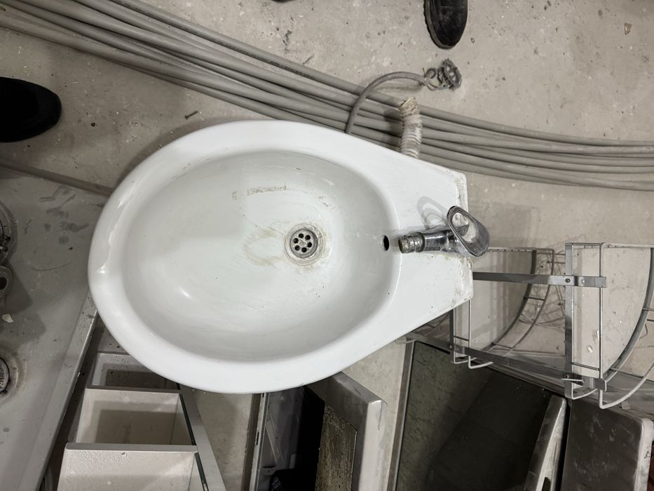 Срочно продам рукомойник, унитаз, биде