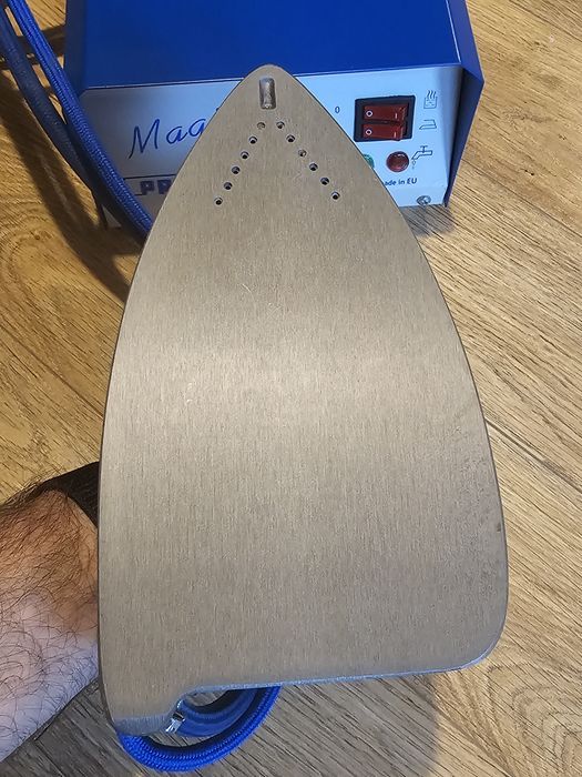 Fier de călcat cu aburi industrial Primula Magic Inox de 2,5 litri.