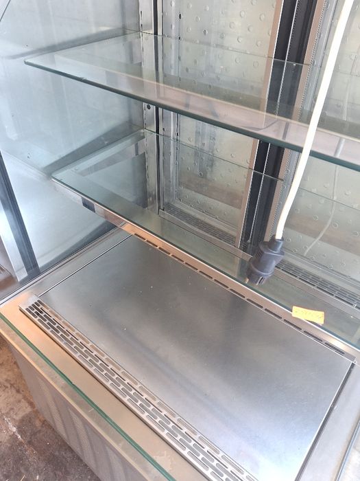 Хладилна витрина отворена крайстенна и островна