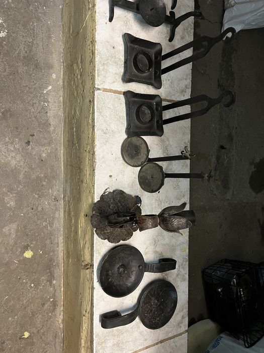 Железни свещници и лампа