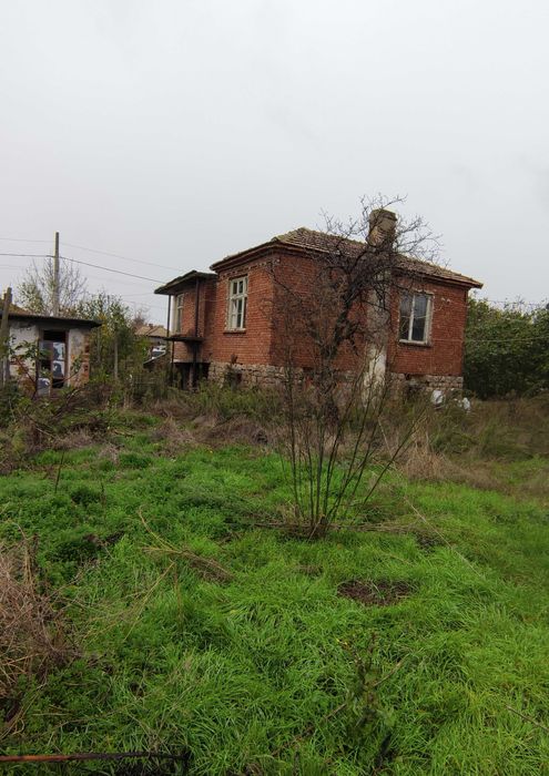 Къща с масивна постройка