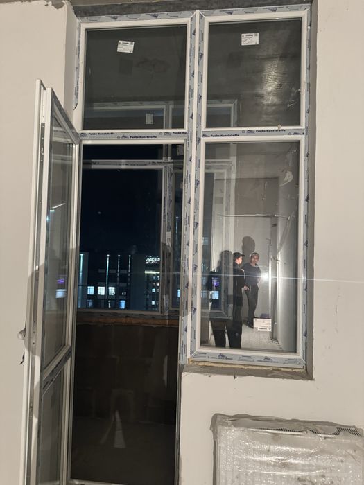 Продам пластиковое окно с дверью, радиатор