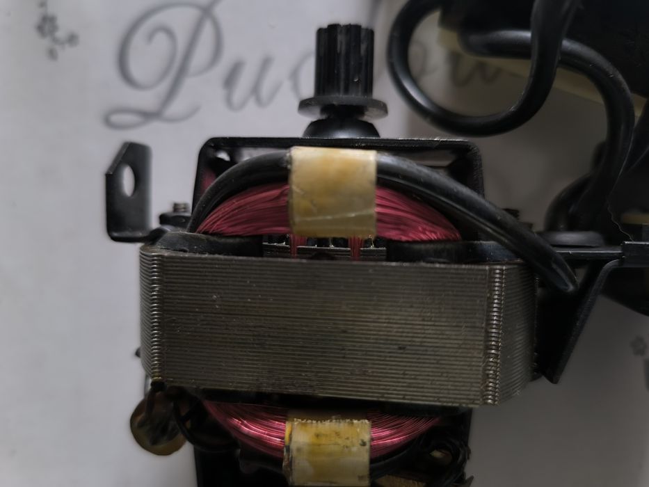 Motoare și curele pentru mașini de cusut.