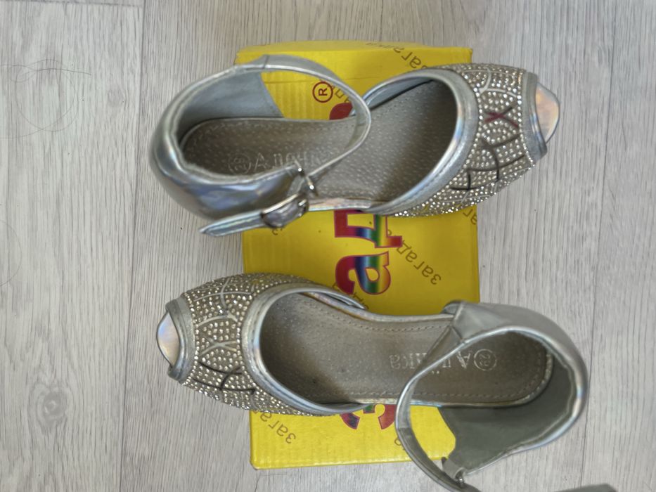 Продам туфли для девочек 12-14 лет дешево