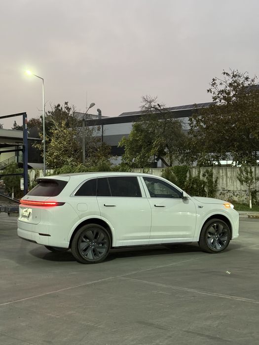 Li 7 Ultra oq kuzov oranjiviy salon 2025.11 bez prabeg garantiya bor