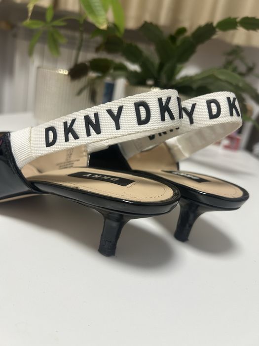 DKNY с остър връх, естествен лак, 40