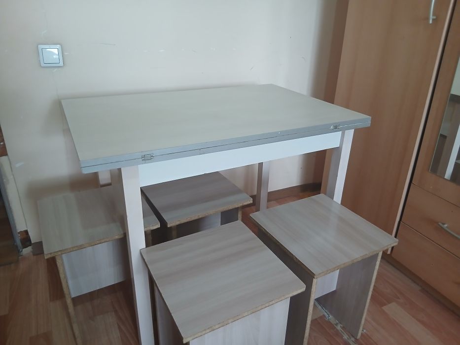 Продаётся стол со стульями